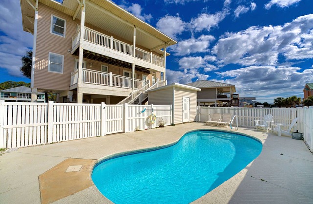 Blue Skies, Beach View, Private Pool, Dog Friendly