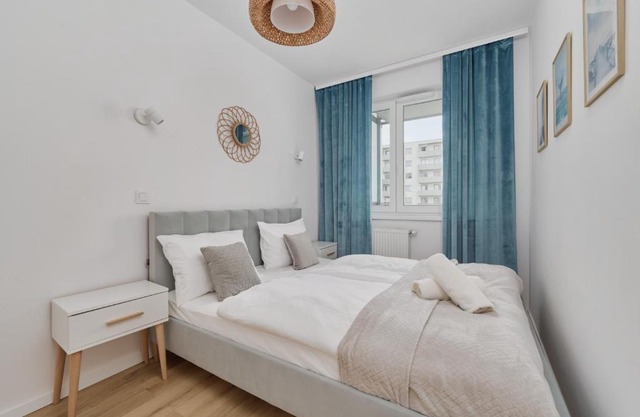 Blue Sky Apartment with Parking & Balcony by Noclegi Renters