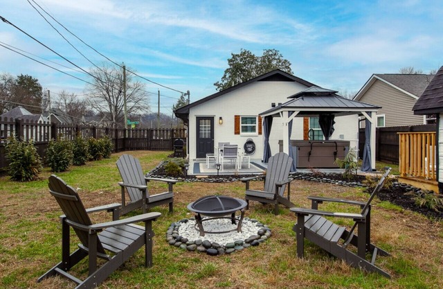 Blue Valley Inn - Hot Tub & Spacious Play Area!