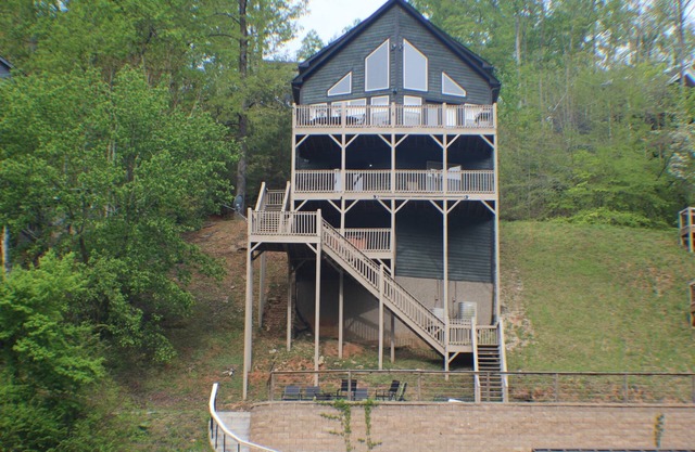 "Blue Water Lodge" Jump'n Bridge, billiards, hot tub, dock, community pool
