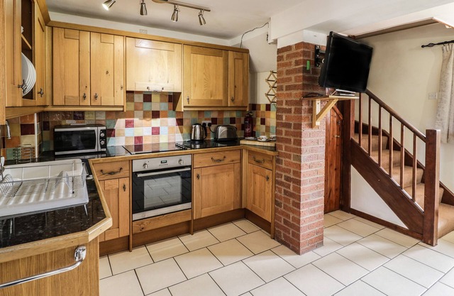 BLUEBELL COTTAGE FARM STAY, romantic, with a garden in Leominster