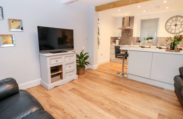 BLUEBELL COTTAGE, family friendly, with a garden in New Mills