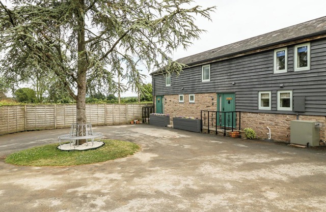 BLUEBELL COTTAGE, pet friendly, with hot tub in Pembridge