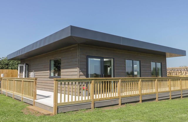 BLUEBELL WOOD, pet friendly, luxury holiday cottage in Brandesburton
