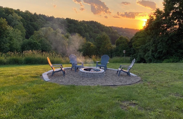 Bluebird Hill - rolling hills, meadows, large deck, fire pit, 3 bedroom, 2 bath