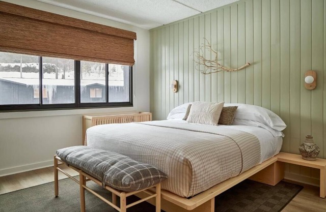 Bluebird Lake Placid l Spacious King Suite with Sitting Area