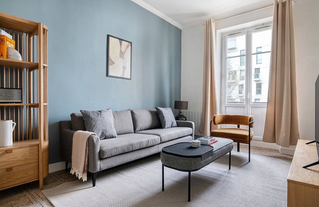 Blueground | École Militaire, furnished, balcony