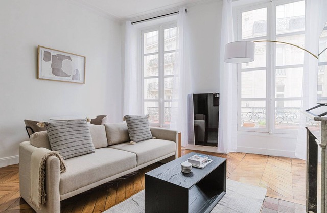 Blueground | Porte Dauphine, elev, nr metro