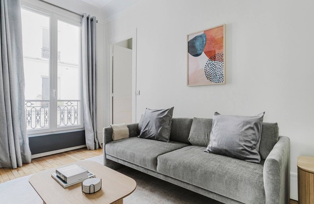 Blueground | Republique, furnished, washer