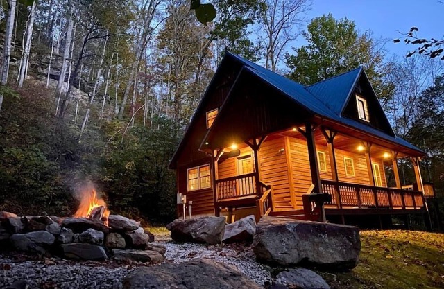 Blues Moon RRG - Hot tub, wifi, pool table!