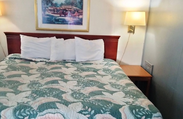 Blueway Inn & Suites El Dorado-Deluxe 1 King Bed Non-Smoking