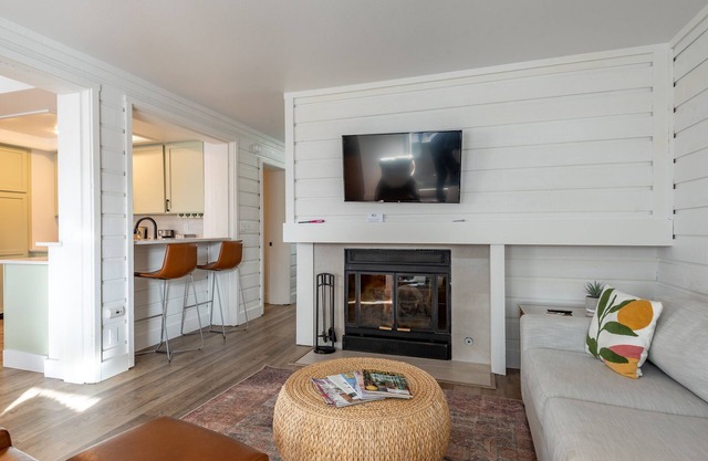 Bluff Condo 4033 - Beautiful Mountain Views! Remodeled 2-Bedroom Bluff Condo