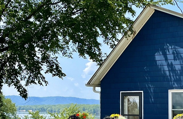 Bluffside cottage with gorgeous views