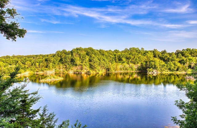 Blufftop cabin with private patio and gorgeous views!