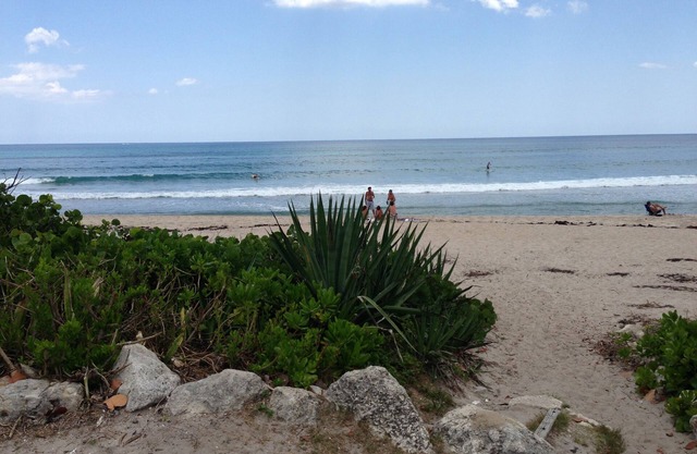 Bob’s Beach House cottage bungalow, Just walk Steps To The Beach!