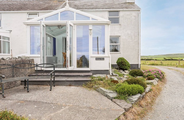 BODLASAN GROES COTTAGE, pet friendly, with a garden in Llanfachraeth