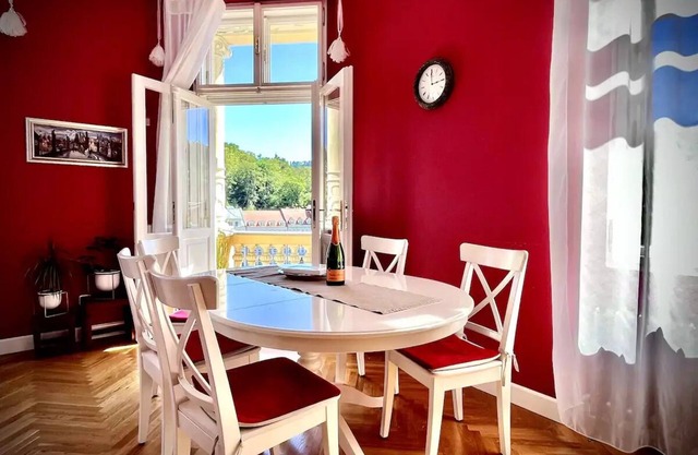 Bohemian City View + Balcony + Free Parking at the property n
