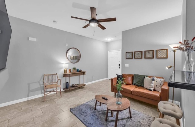 Bohemian vibe* Resort style 3 bed 2 bath condo* FREE Wifi and assigned parking
