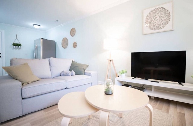 BOHO BUNGALOW - Bright, modern home in the Heights