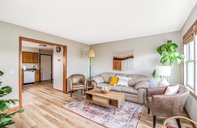 Boho Bungalow- bright, 2-bed condo/outdoor space