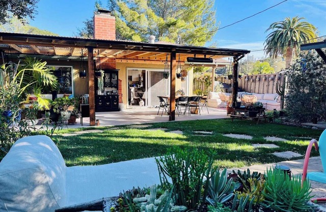 Boho Bungalow Retreat: Spa, Ice Bath, Sauna, Tea Bar, Garden, Chickens, & Events