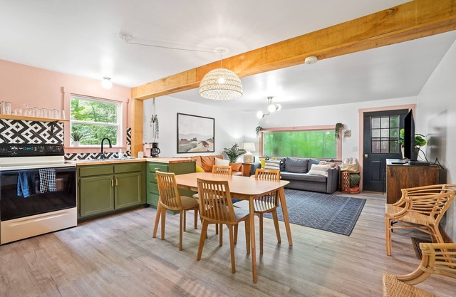 Boho Decor, Quiet, Wooded Lot, Flexible Cancellation Policy