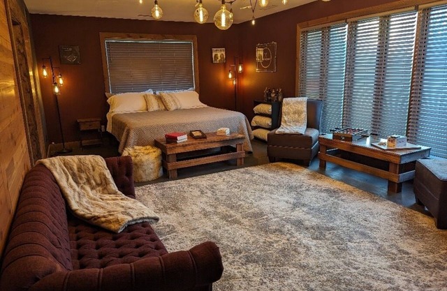Boho & Rustic Getaway ~ King Bed ~ Close to Madison!