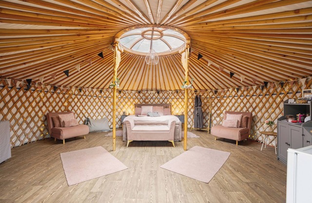 BOLLINGER Luxury Heated Yurt with Private Hot Tub