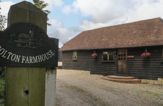 BOLTON BARN, pet friendly, character holiday cottage in Lenham Heath