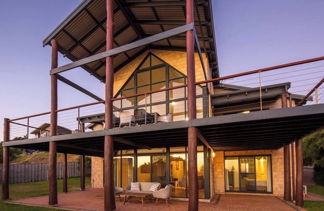 Bondys Beach House Panoramic Beachside Living