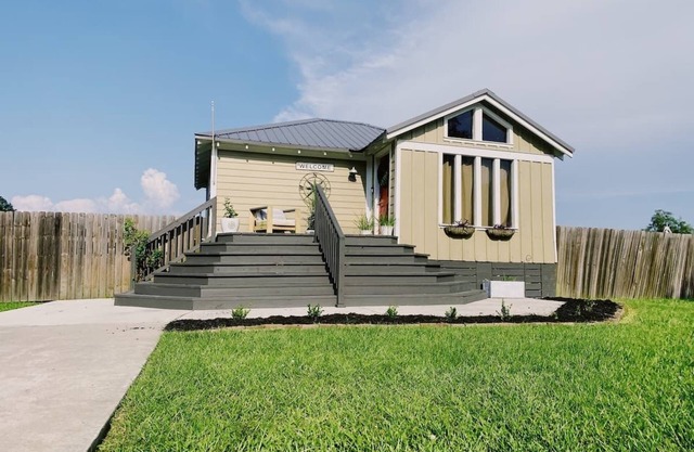 Bonnabel Haus w/Stocktank Pool ft. on DIY Network