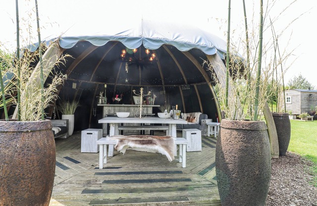 BONNIE'S SHEPHERDS HUT, romantic, with hot tub in Redmile