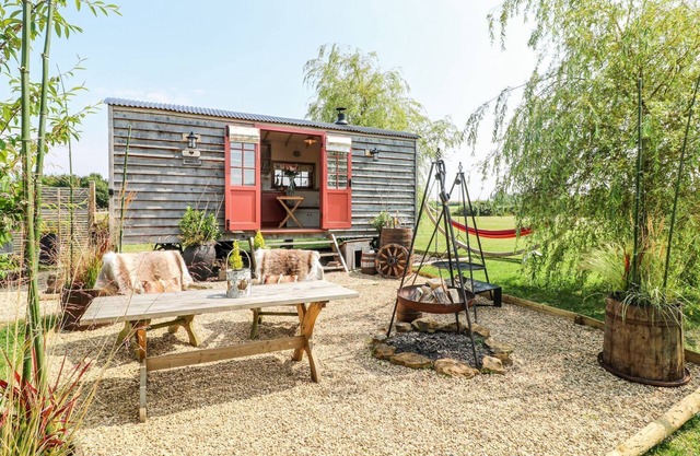 BONNIE'S SHEPHERDS HUT AT SHEPHERDS LODGE RETREAT AND WELLNESS in Redmile