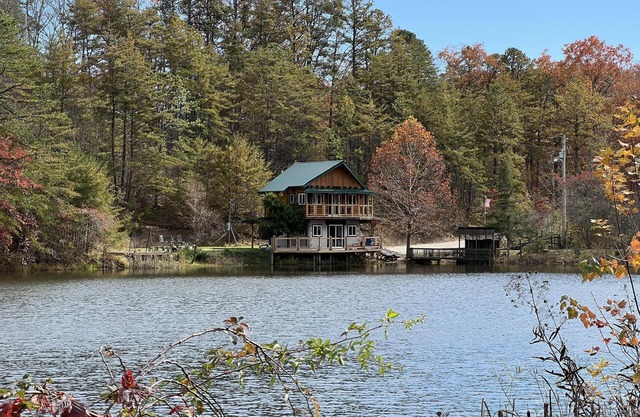Boo Bear: New luxe lakeside cabin, hottub, caves, fast Wifi @ BearTrackLake
