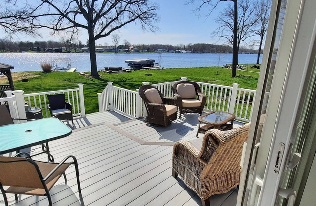 Book your 2025 Lake Front Vacation Now! -Pontoon for rent-