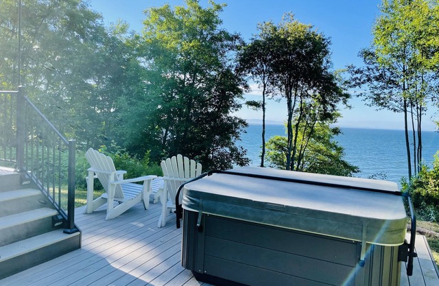 Booking Fall Now! Gorgeous View Home, Beach and ODT + Hot Tub + Dog Friendly