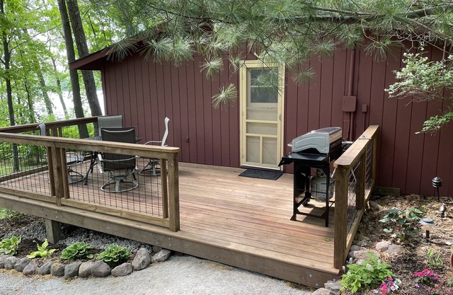 Booking now - Summer 2025 Enjoy peaceful Miller Lake in our cozy little cabin.