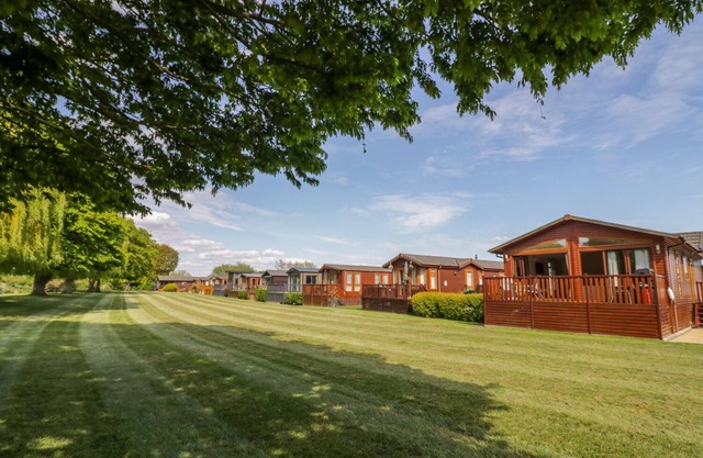 BOOSTER'S LODGE, pet friendly, with a garden in Stratford-Upon-Avon