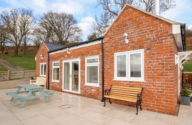 BORDER VIEW LODGE, family friendly, with hot tub in Llandrinio