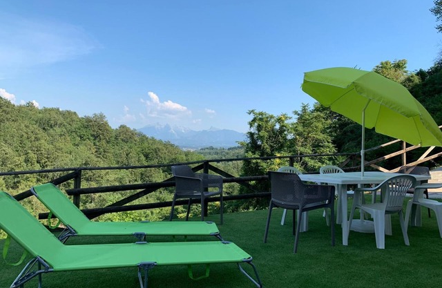 Borgo Di Tresana can accommodate 10 people, free Wi-Fi, private garden