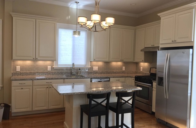 Boston-Modern Spacious Family Friendly Apartment w/Parking