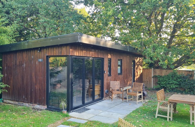 Botley village, lodge, 2 bed, sleeps 3, cosy rural location,