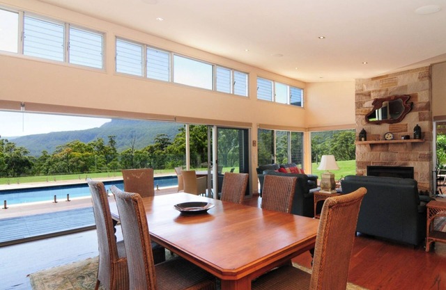 Bottlebrush Lodge - Great views and a pool!