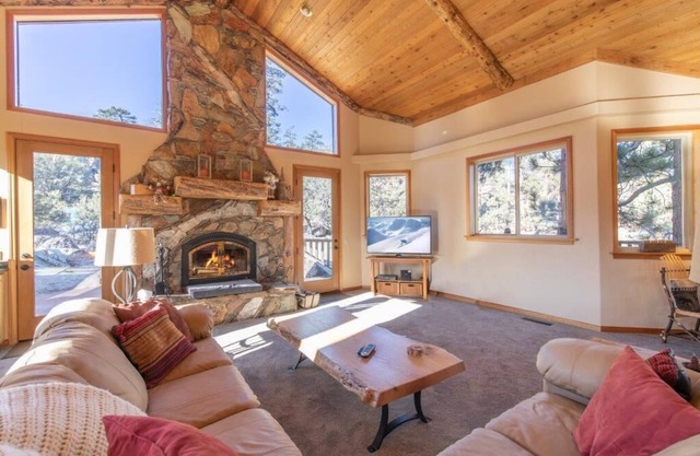 Boulder Estate. 3 Story Home, Game room, Great Hot Tub with Stunning Views