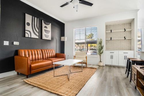 Boulevard Stays 2BR by Stadium Pool Parking Gym 06