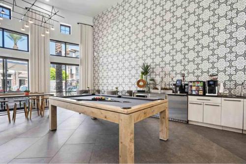 Boulevard Stays Luxe 2BR by Stadium Pool Parking Gym 02