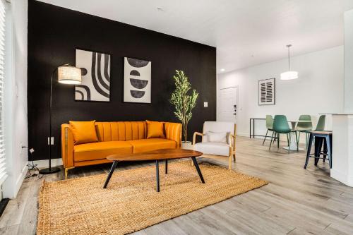 Boulevard Stays Luxe 2BR by the Stadium Pool Parking Gym 06