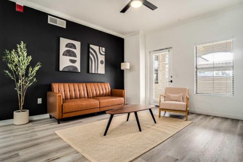 Boulevard Stays Quiet Modern 2BR Pickleball Pool Parking Gym 03