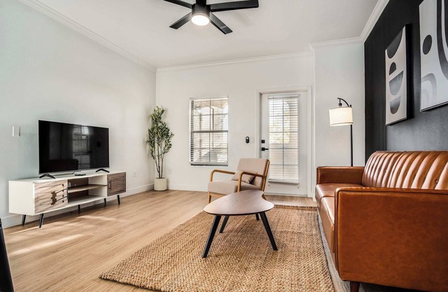 Boulevard Stays Quiet Modern 2BR Pickleball, Pool, Parking, Gym 06