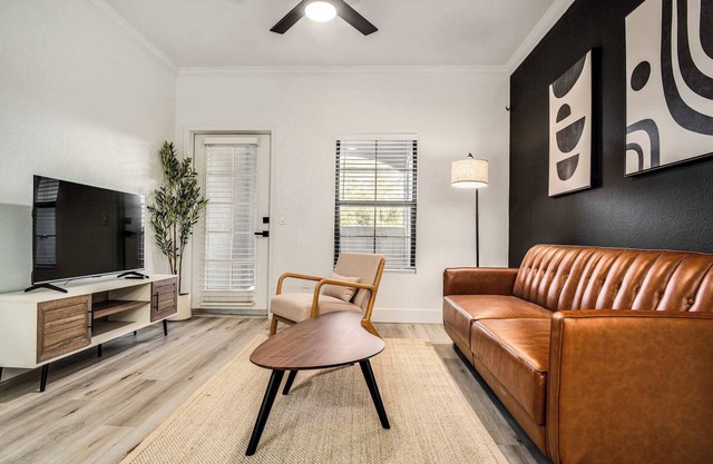 Boulevard Stays Quiet Modern 1BR Pickleball, Pool, Parking, Gym 07